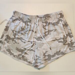 Athletic Works Women’s L 12-14 Buttery Soft Performance Gym Short Grey Camo